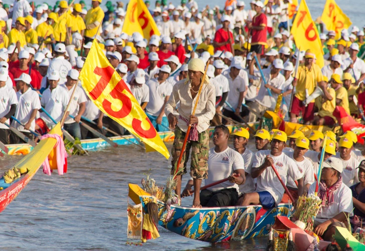 Teams of racing boats during Cambodian Water Festival (Bon Om Touk)